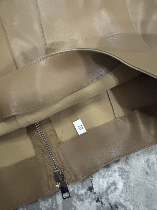 Шкіряна спідниця кольору капучіно.