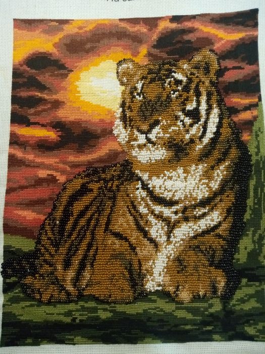 Картина вышитая нитью и бисером