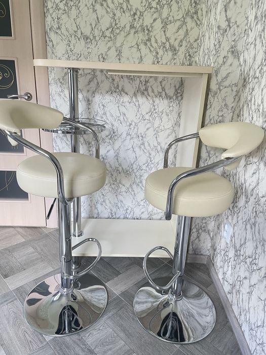 Барні стільці зі стійкою