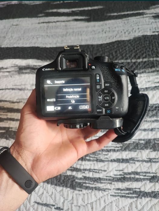 Camara Canon EOS 1300d como nova