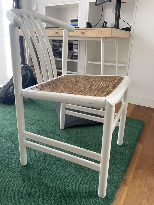 Cadeira branca com palhinha para restaurar