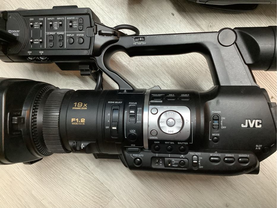 Câmera de Video Full HD JVC JY-HM360M