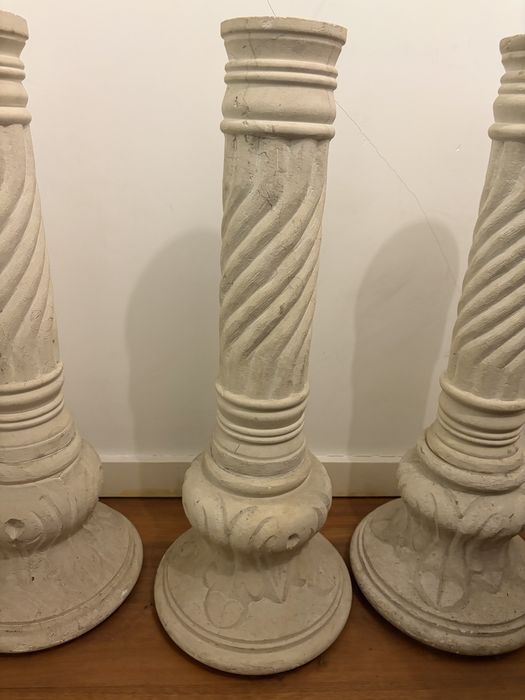 Mesa de vidro com cinco pés de pedra esculpida