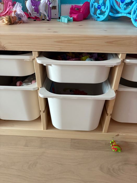 Trofast z pojemnikami