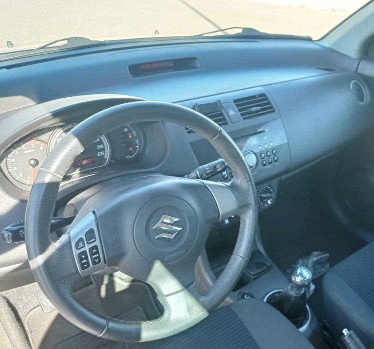 Suzuki Swift 1.3 i - 123000km - 1 dono - histórico revisões