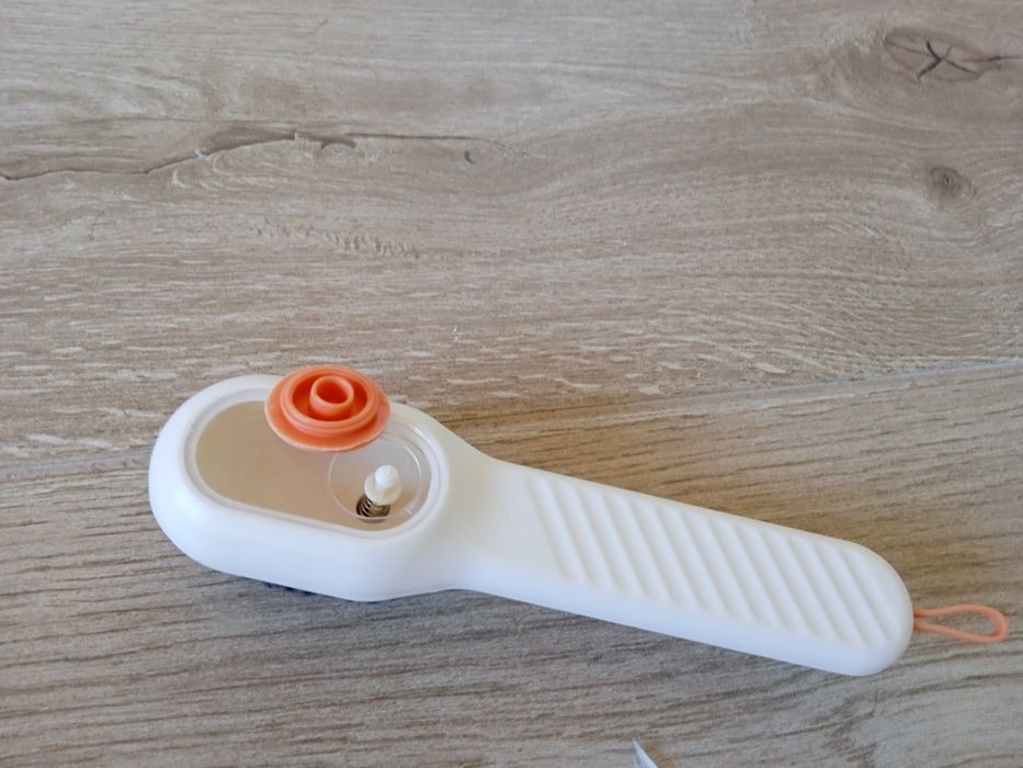 Escova para limpeza com depósito para sabão