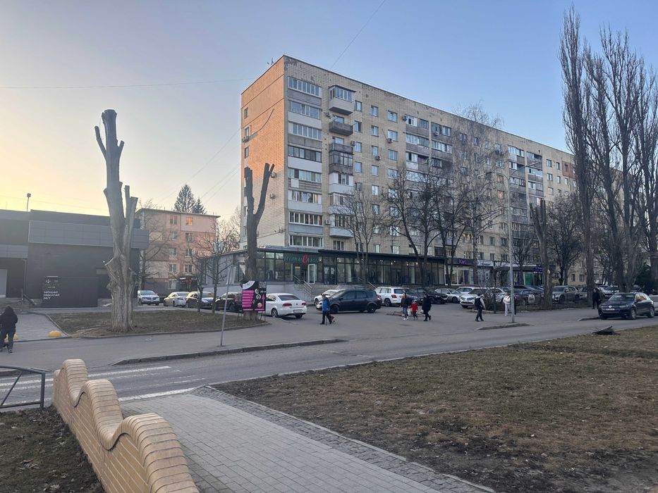 Оренда фасадного магазину Космонавтів поруч з АТБ