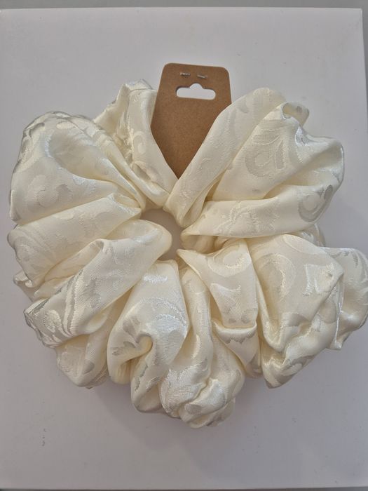 Bardzo duża gumka scrunchie satynowa we wzór Royal