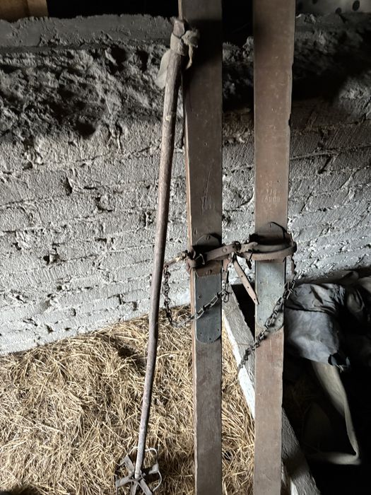 Stare drewniane narty