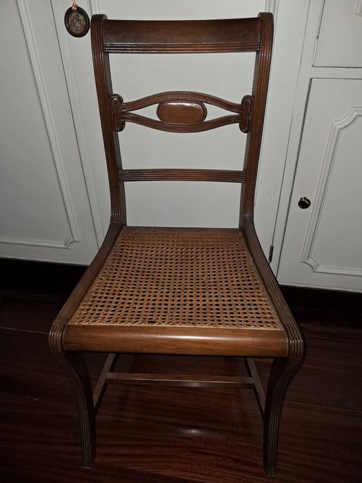 Cadeira de madeira com palhinha