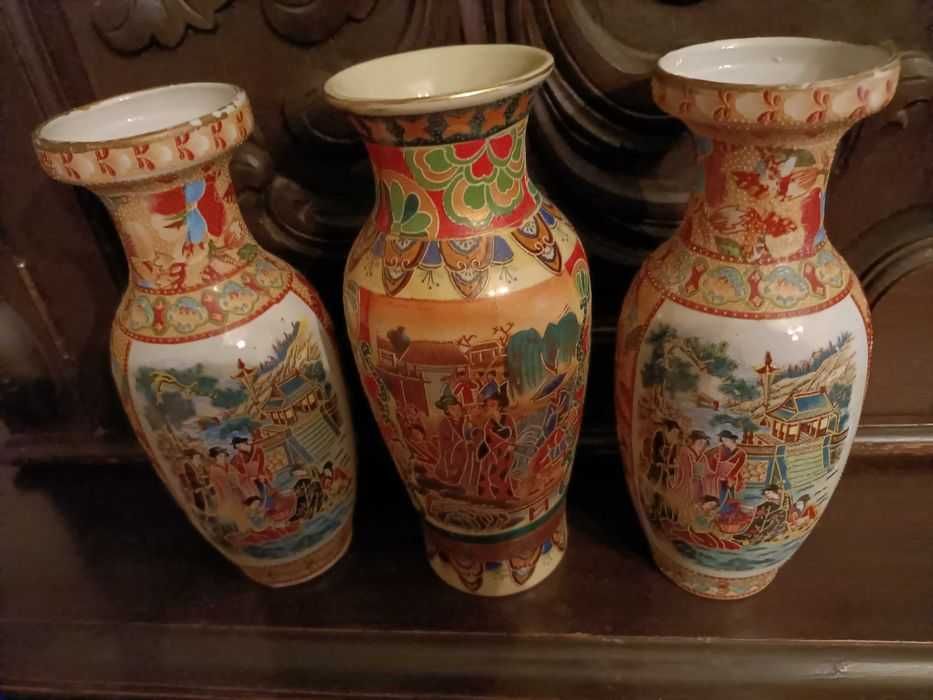 4 Small Chinese Vases64739583231107122