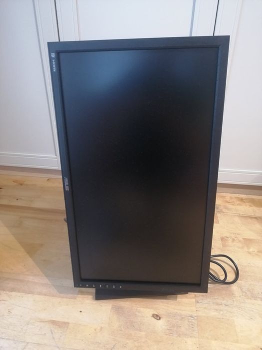 Monitor Asus na nóżce