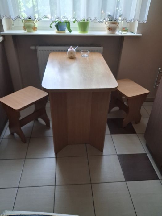 Stół kuchenny + 2 taborety