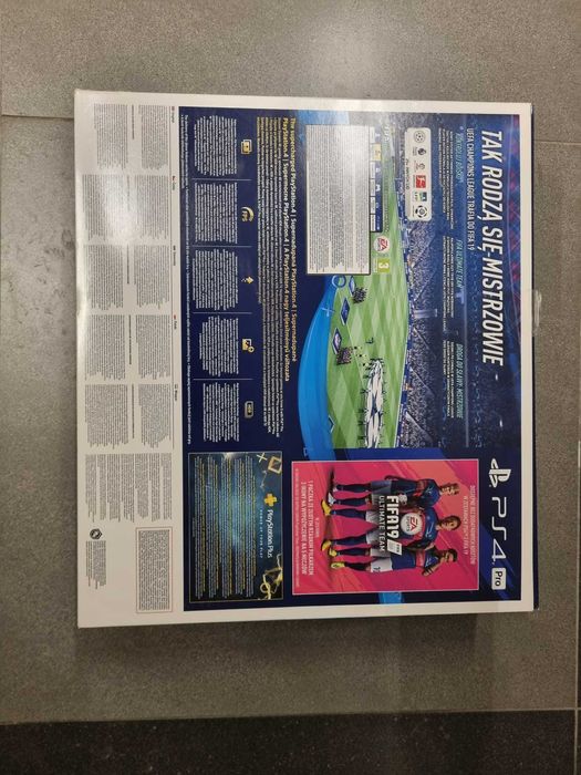 PS4 1 TB Pro + 2 pady + 3 gry