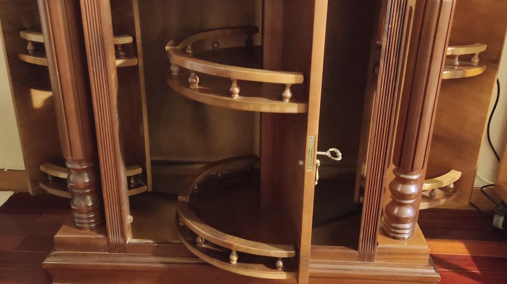 Móvel garrafeira em madeira maciça