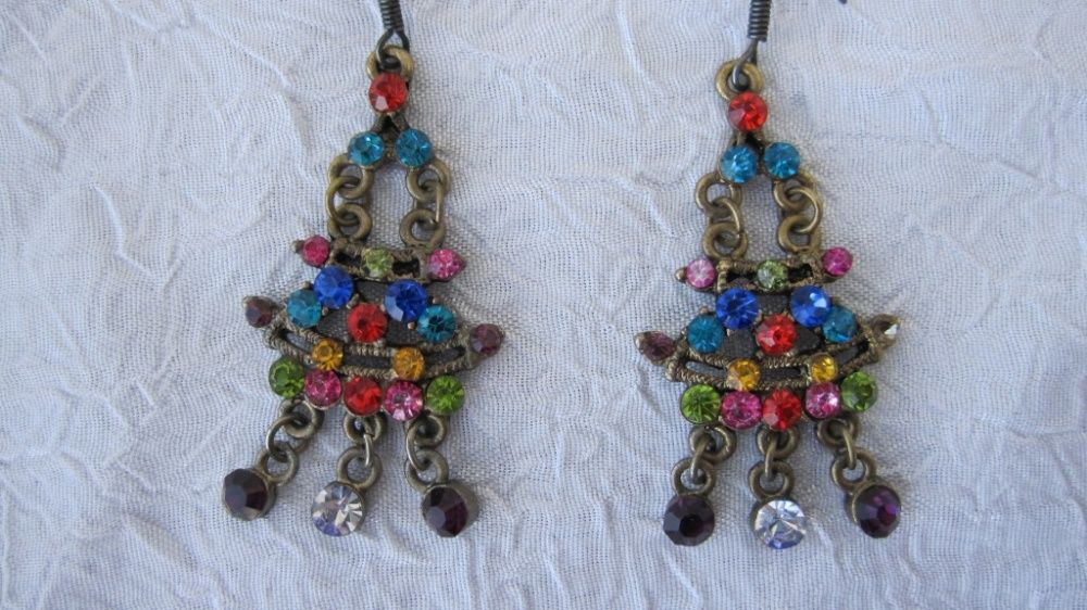 Серьги с разноцветными камнями в индийском стиле