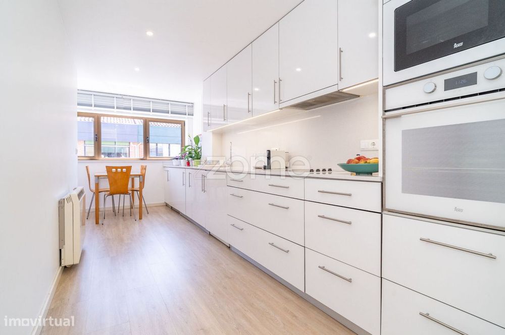 Apartamento distribuído por 2 pisos | 3 Quartos | Garagem| Celas