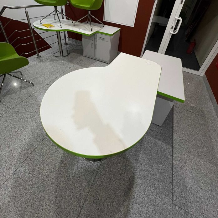 Zestaw nowoczesnych mebli biurowych - fotele i biurko