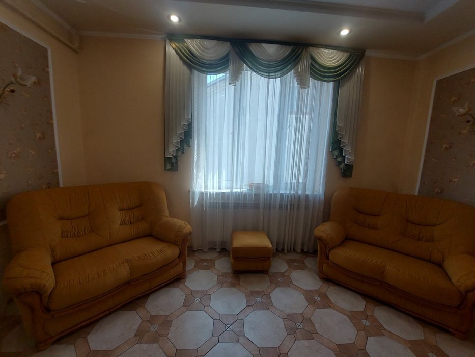 Дивани 2-х місні 2 шт + пуф