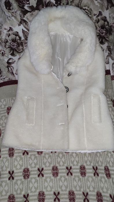 Нова білосніжна жилетка