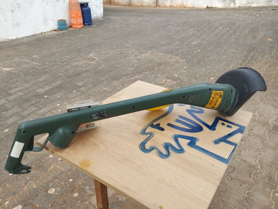 Roçadeira Black & Decker 23cm GL200