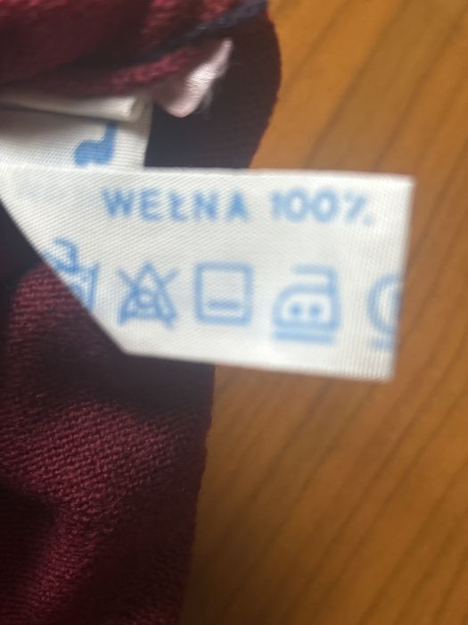 Sweter wełniany w serek FSO