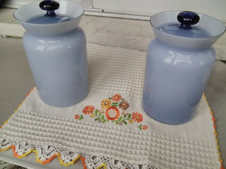 Dois potes de vidro fumado.