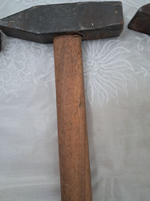 Продам молотки и кирочку каменщика