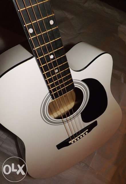 Guitarra western cutaway eletrificada