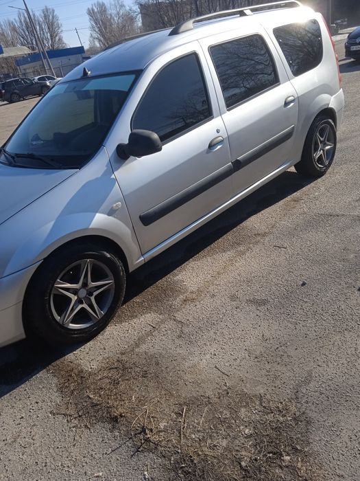 Автомобиль дачия