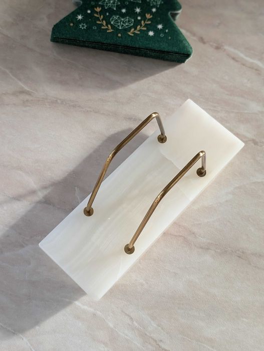 Elegancki duży serwetnik z marmurową podstawą