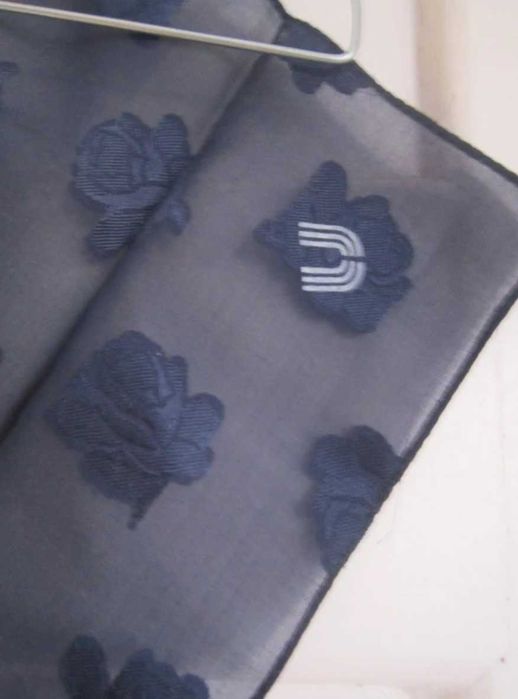Lenço azul 100% seda estilista emanuel ungaro 31x31 cm, transparente com rosas
