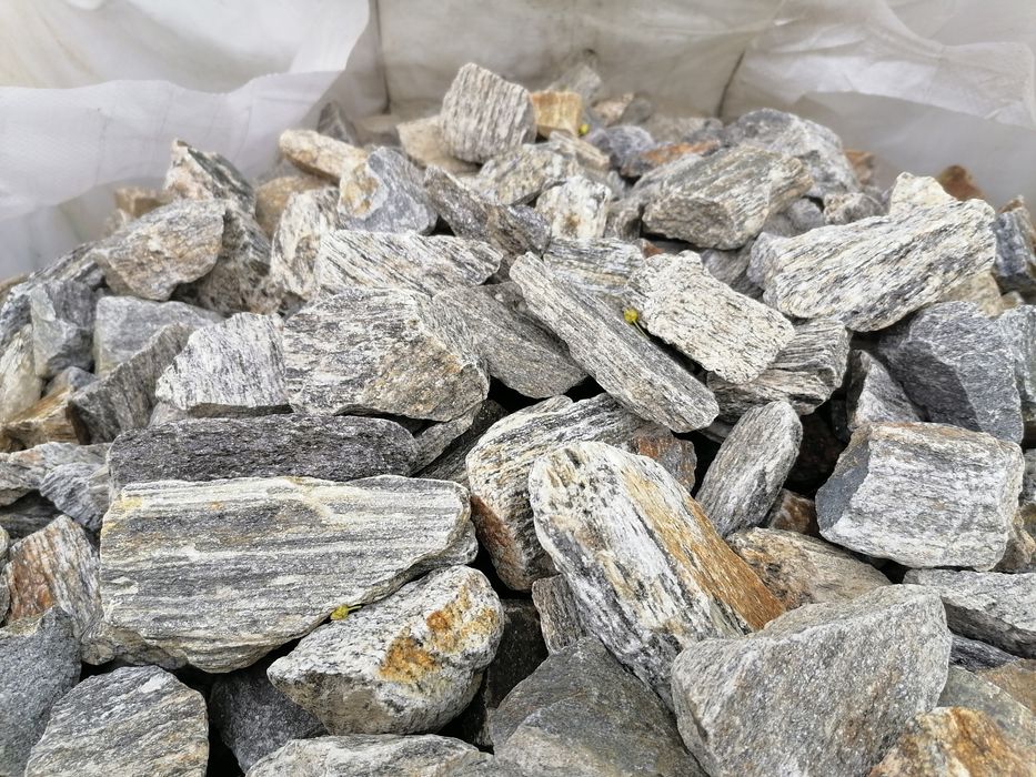 Kora kamienna gnejsowa szary pasiasty kamień naturalny grys z dostawą