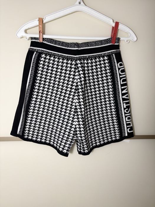 Продам НОВЫЙ женский костюм(свитер+шорты)