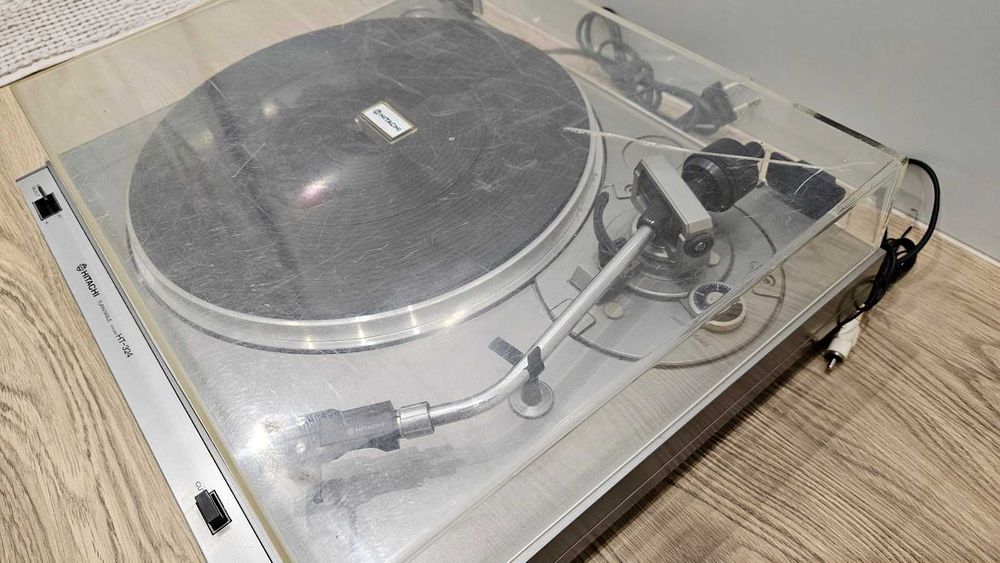 Gramofon Hitachi HT-324