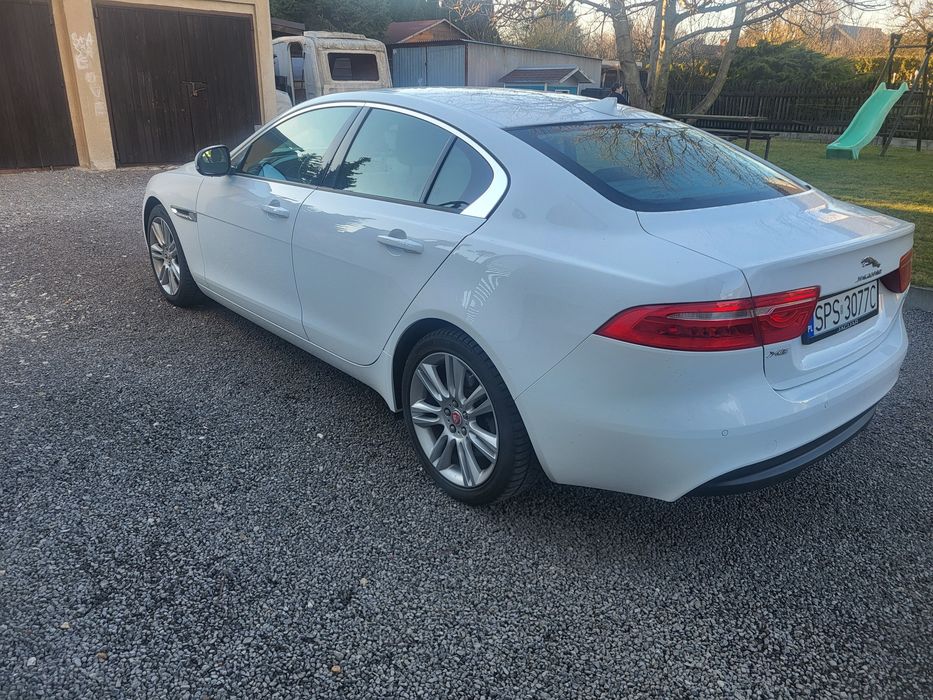 Jaguar XE 2.0 benzyna