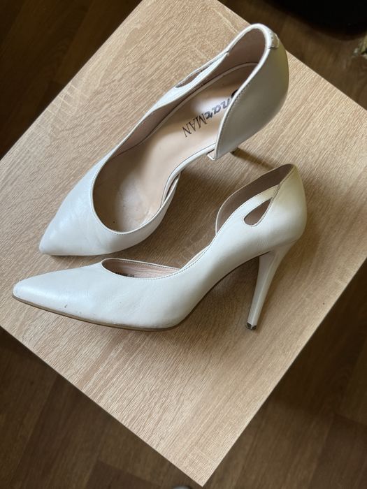 Жіночі білі туфлі на підборах