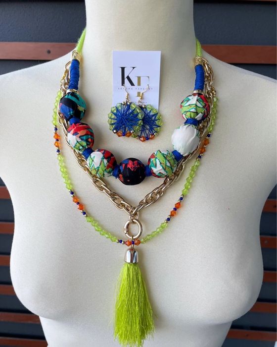 Lindo conjunto feito a mão. Colar e brincos.