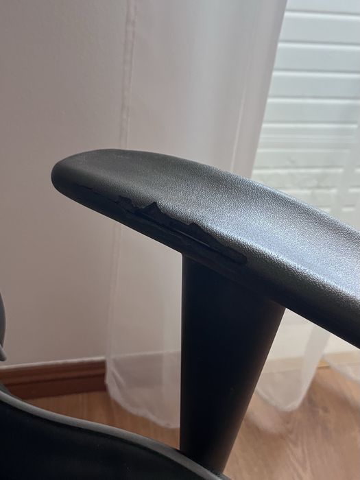 Cadeira gaming cinza e preta