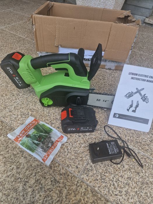 motosserra elétrica sem fio Greenworks GD24CS30 com bateria de 24V.
