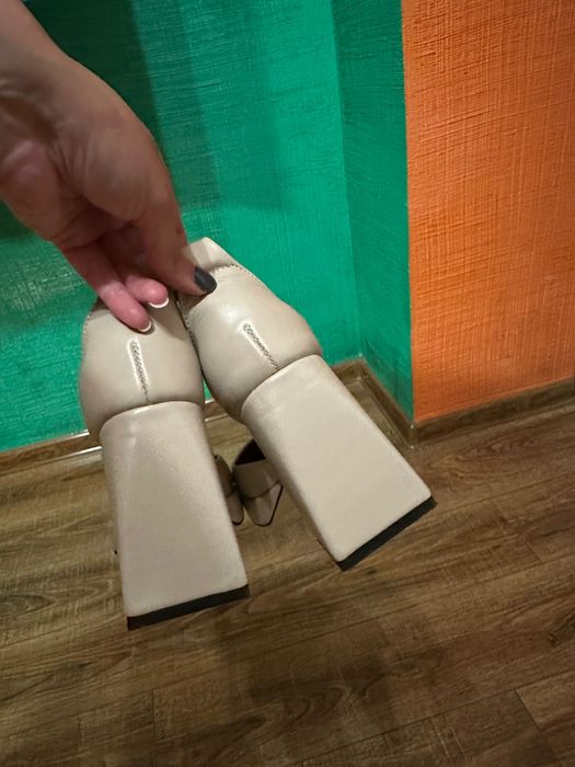 Бежеві босоніжки з натуральної шкіри 37 розміру