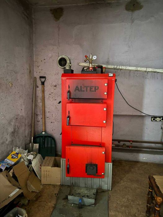 Продаж просторого будинку з ремонтом, автономією та гаражем у будівлі!