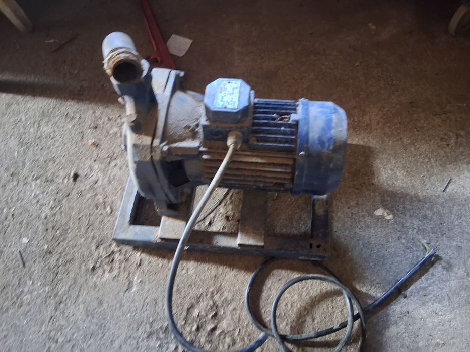 Bomba de água usada