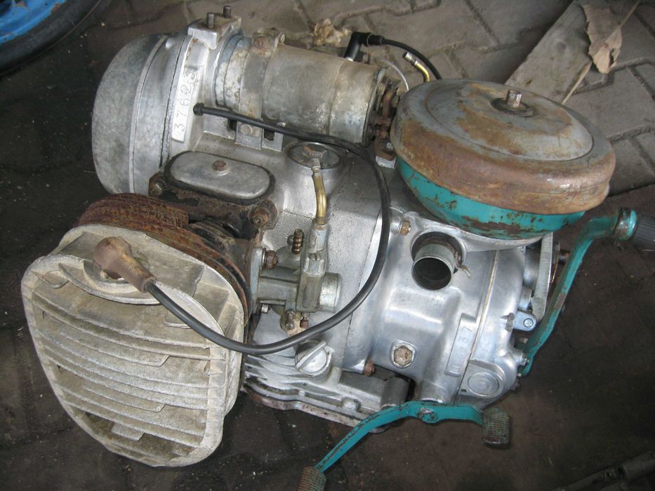 Silnik K - 750  ze skrzynią biegów na chodzie