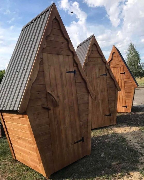 Садовий деревяний туалет
