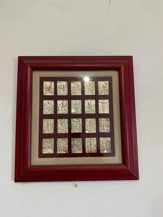 quadro antigo religioso com imagens da vida sacra