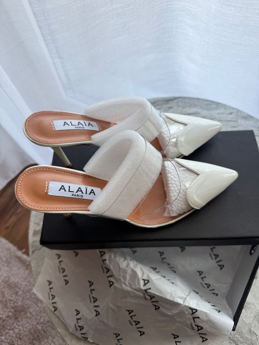 Białe szpilki Alaïa