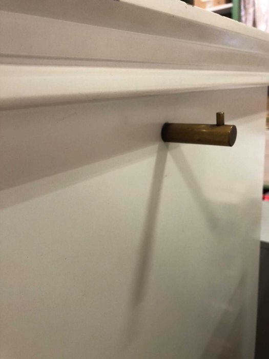 Mesa expositora em madeira lacada a branco