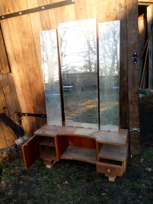 Toaletka stojąca z lustrem