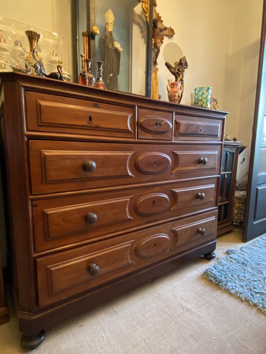 Cómoda Antiga Gigante